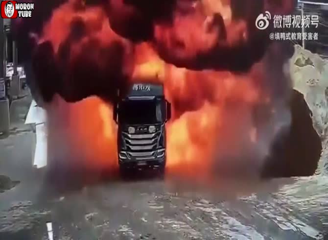 Video :The hydraulic system of a vehicle derails and blows up!